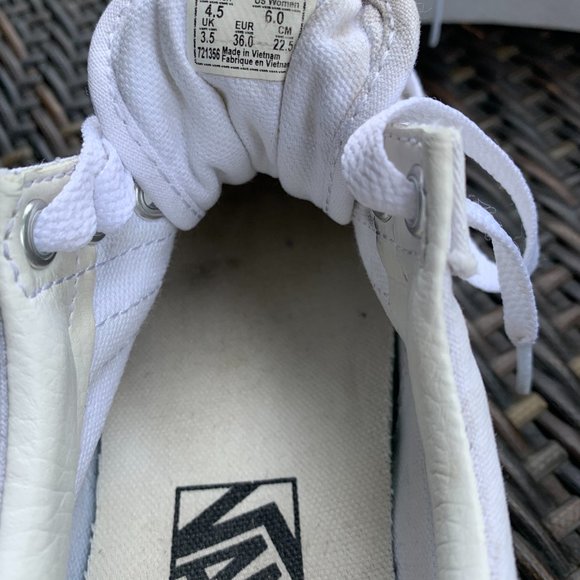 VANS- Women's Old Skool Platform Sneakers in White - Picture 4 of 4